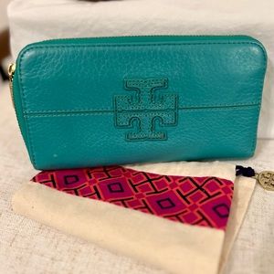 ⭐️AUTHENTIC⭐️ Tory Burch Continental Wallet